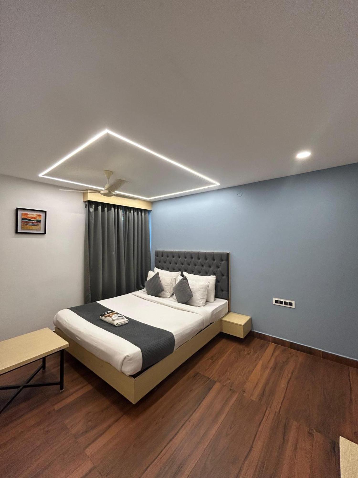 Wild Wings Premium Hotel Haidarábád Kültér fotó