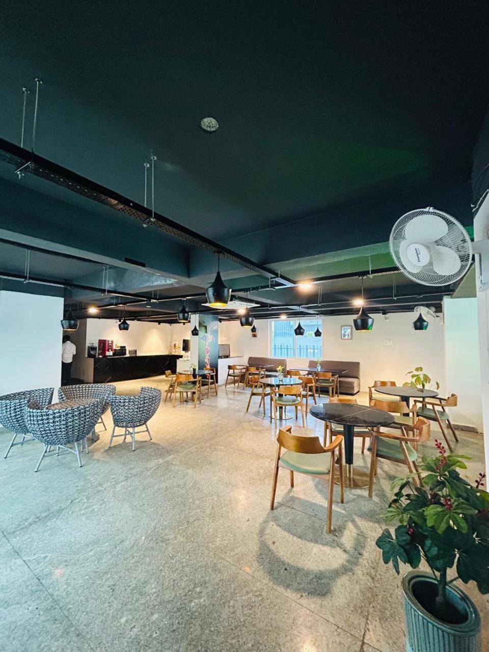 Wild Wings Premium Hotel Haidarábád Kültér fotó