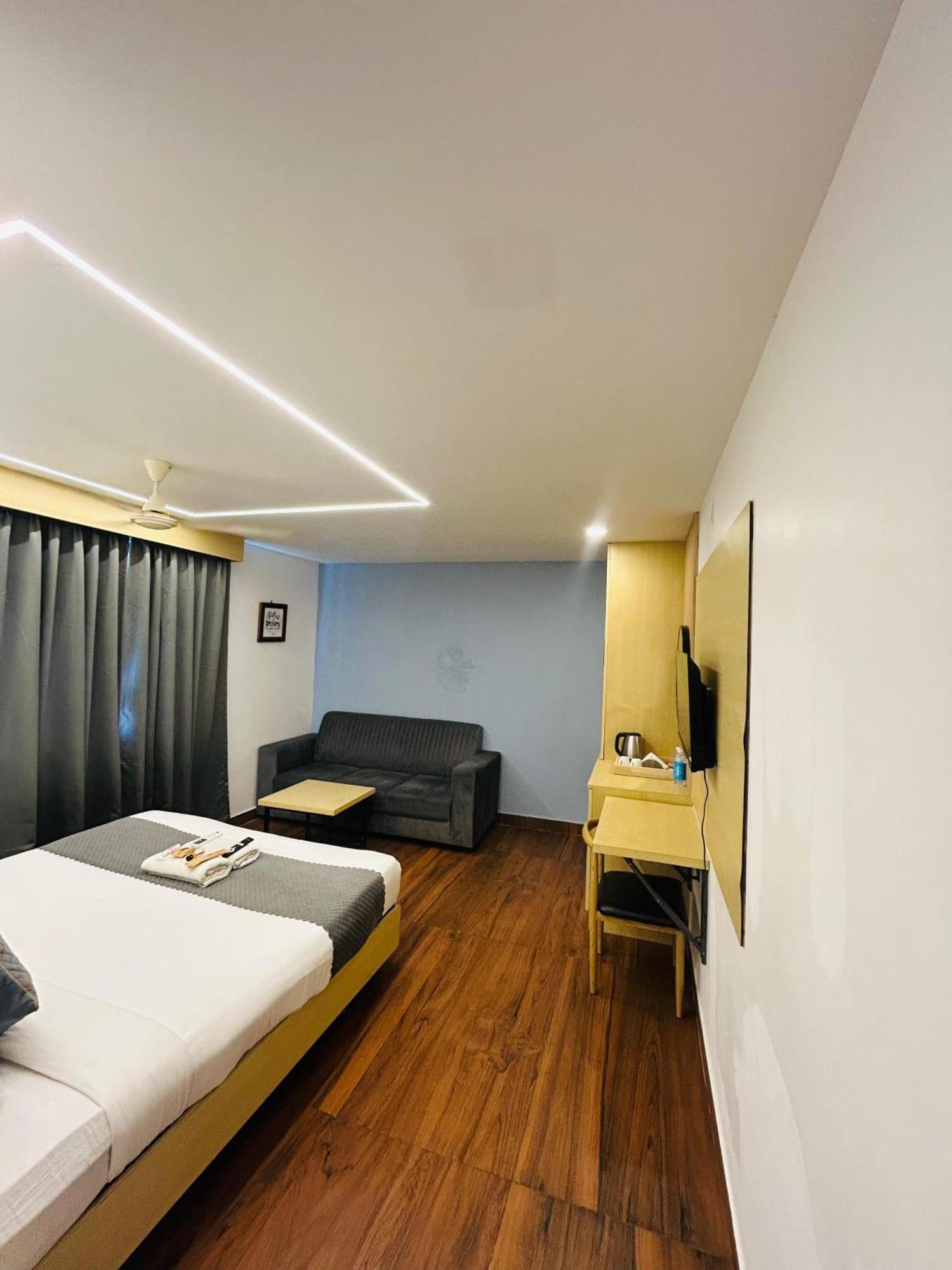 Wild Wings Premium Hotel Haidarábád Kültér fotó