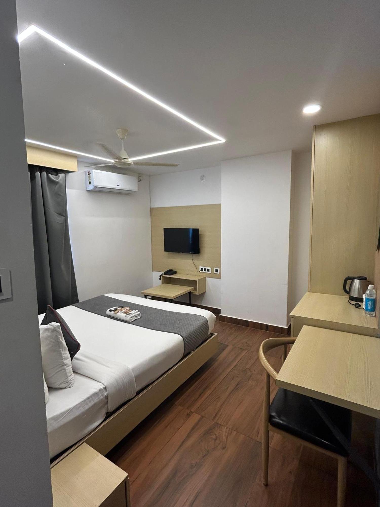 Wild Wings Premium Hotel Haidarábád Kültér fotó