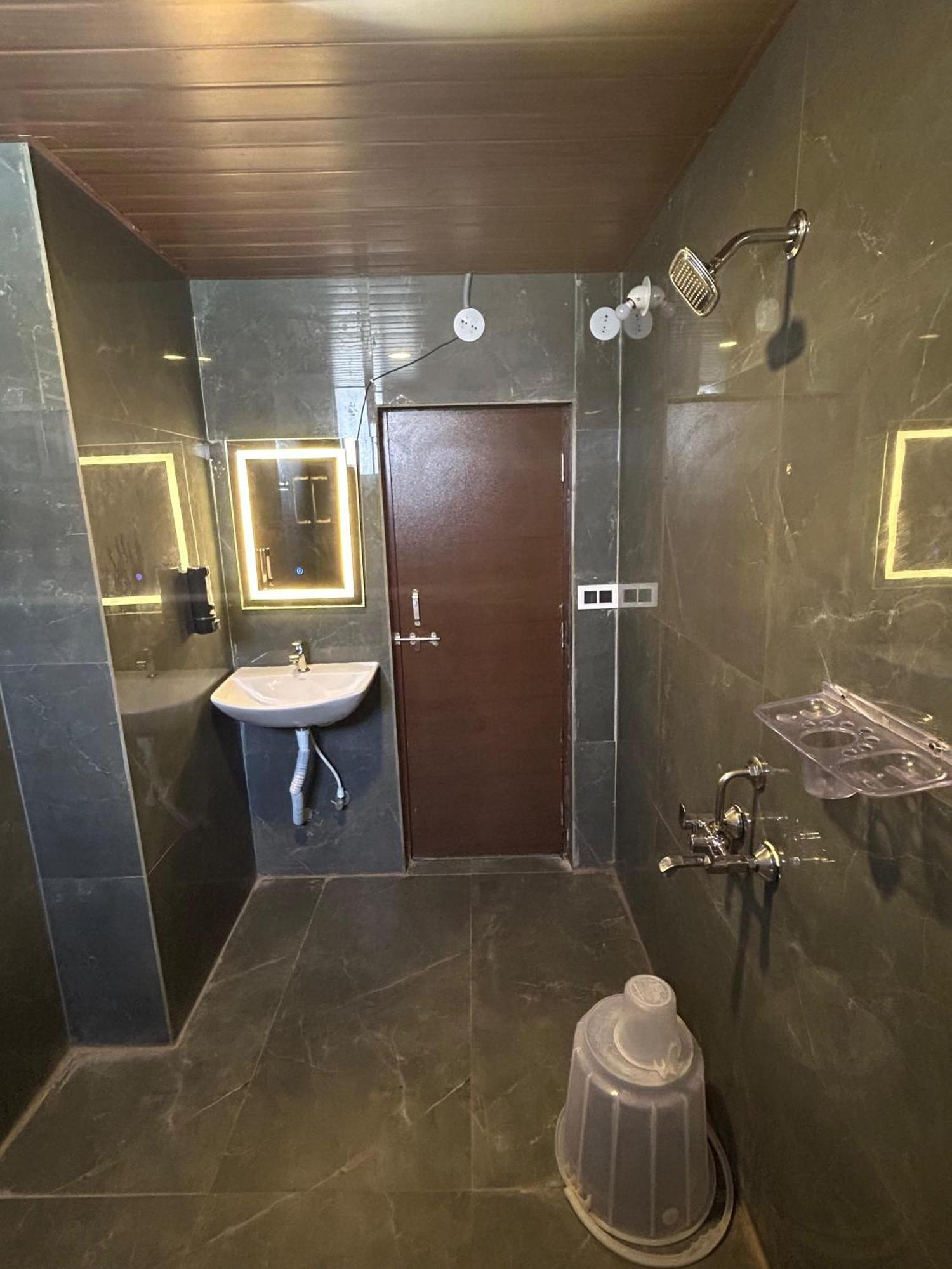 Wild Wings Premium Hotel Haidarábád Kültér fotó